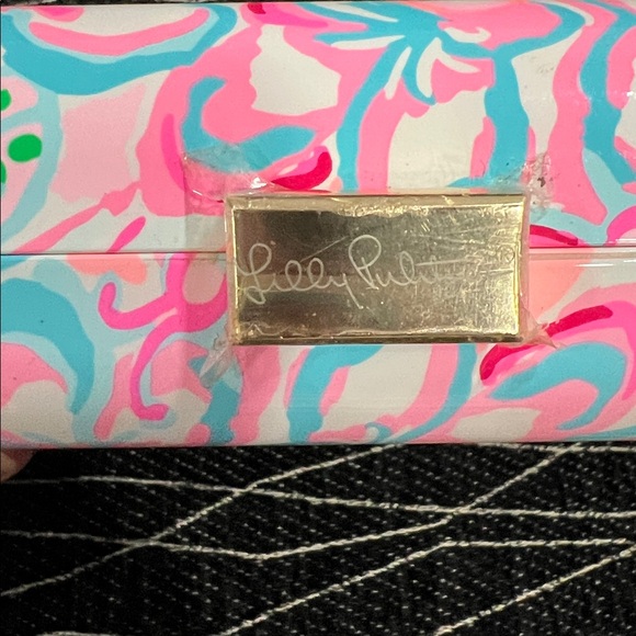 Lilly Pulitzer, hard side clutch. It does not have the chain to go with it. - Picture 2 of 6